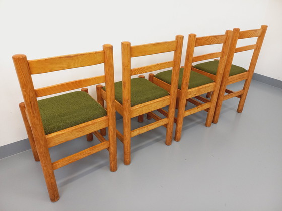 Image 1 of Suite van 4 Vintage kakigroene grenen en Bouclette stoffen stoelen uit de jaren 70