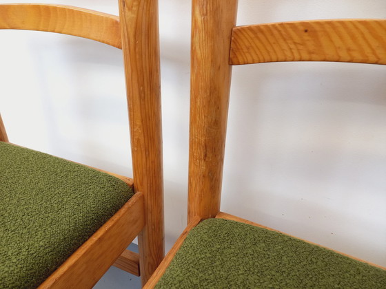 Image 1 of Suite van 4 Vintage kakigroene grenen en Bouclette stoffen stoelen uit de jaren 70