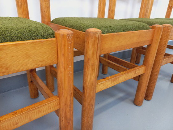 Image 1 of Suite van 4 Vintage kakigroene grenen en Bouclette stoffen stoelen uit de jaren 70