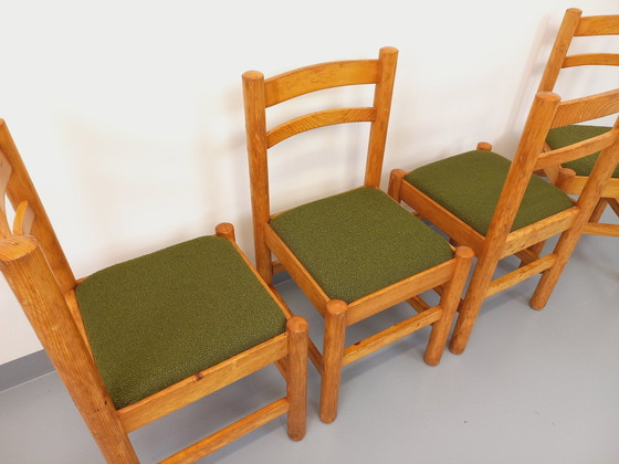 Image 1 of Suite van 4 Vintage kakigroene grenen en Bouclette stoffen stoelen uit de jaren 70