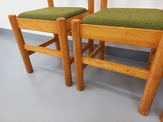 Image 1 of Suite van 4 Vintage kakigroene grenen en Bouclette stoffen stoelen uit de jaren 70