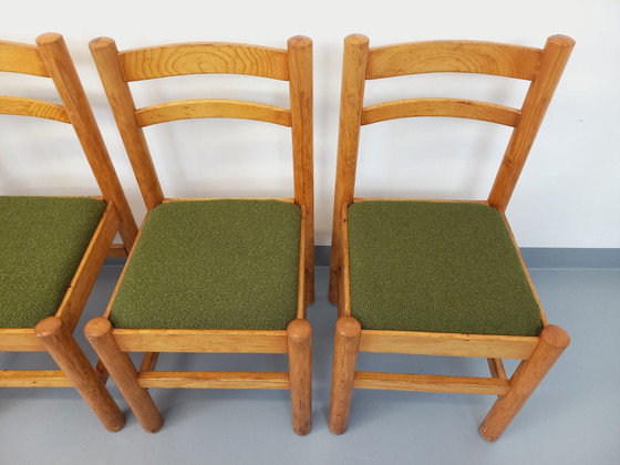 Image 1 of Suite van 4 Vintage kakigroene grenen en Bouclette stoffen stoelen uit de jaren 70