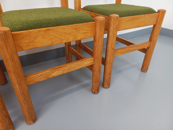 Image 1 of Suite van 4 Vintage kakigroene grenen en Bouclette stoffen stoelen uit de jaren 70