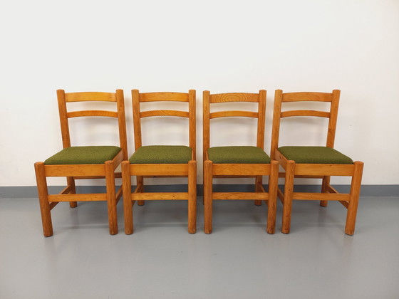 Image 1 of Suite van 4 Vintage kakigroene grenen en Bouclette stoffen stoelen uit de jaren 70