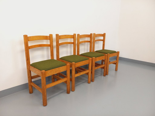 Suite van 4 Vintage kakigroene grenen en Bouclette stoffen stoelen uit de jaren 70