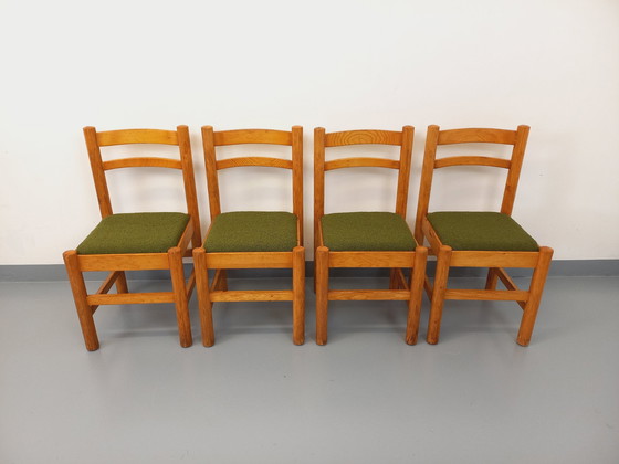 Image 1 of Suite van 4 Vintage kakigroene grenen en Bouclette stoffen stoelen uit de jaren 70