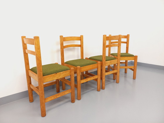 Image 1 of Suite van 4 Vintage kakigroene grenen en Bouclette stoffen stoelen uit de jaren 70