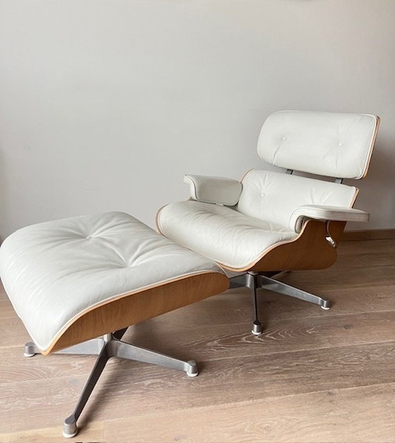 Image 1 of Vitra - Charles & Ray Eames - Loungestoel met voetenbank - 670 Loungestoel