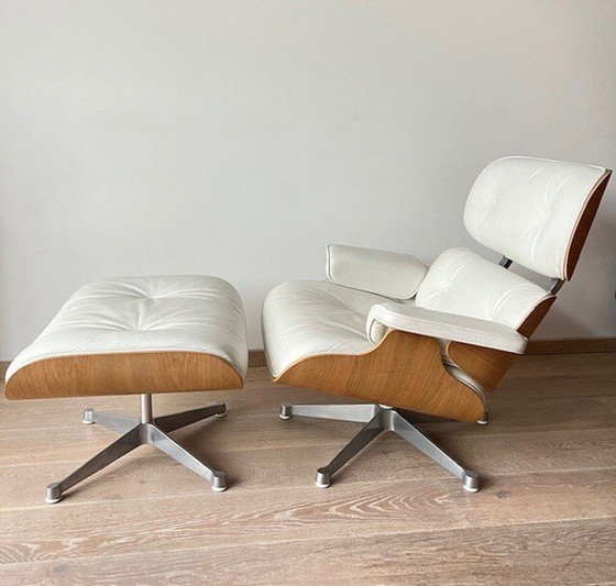 Image 1 of Vitra - Charles & Ray Eames - Loungestoel met voetenbank - 670 Loungestoel