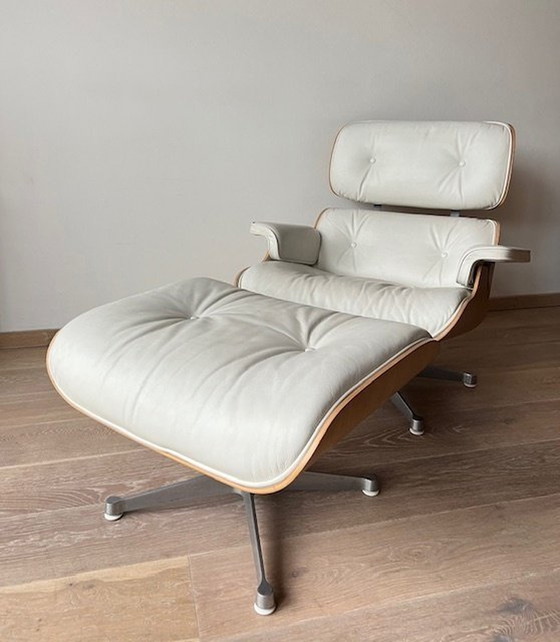 Image 1 of Vitra - Charles & Ray Eames - Loungestoel met voetenbank - 670 Loungestoel