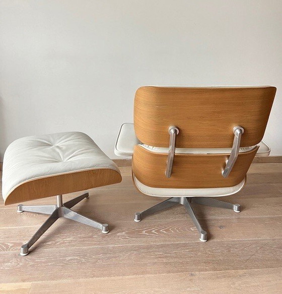 Image 1 of Vitra - Charles & Ray Eames - Loungestoel met voetenbank - 670 Loungestoel