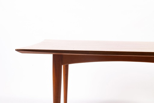 Moderne salontafel gemaakt van notenhout