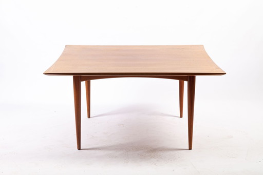 Moderne salontafel gemaakt van notenhout