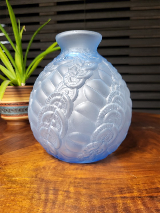 Image 1 of Art deco vaas in frosted blauw persglas met floraal decor en golfend patroon, Frankrijk, 1930