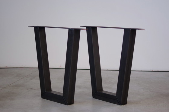 Image 1 of Handgemaakte wit gelakte tafel van geborsteld hout met ijzeren poten, 2020