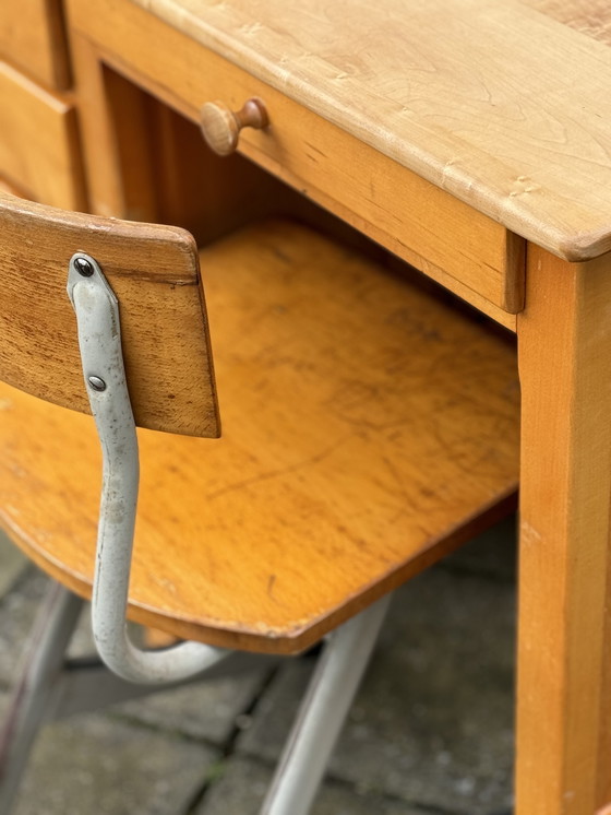 Image 1 of Vintage vurenhouten bureau en stoel