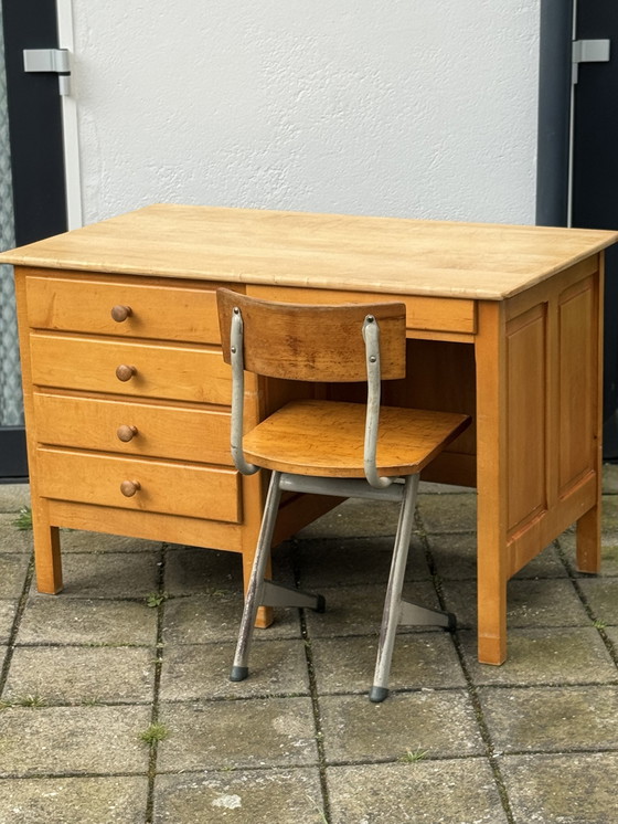 Image 1 of Vintage vurenhouten bureau en stoel