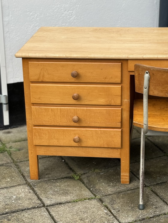 Image 1 of Vintage vurenhouten bureau en stoel