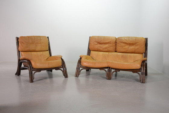 Image 1 of Brutalistische Bentwood Loveseat Bamboe Sofa en Lounge Chair met Caramel Lederen Bekleding, 1960.