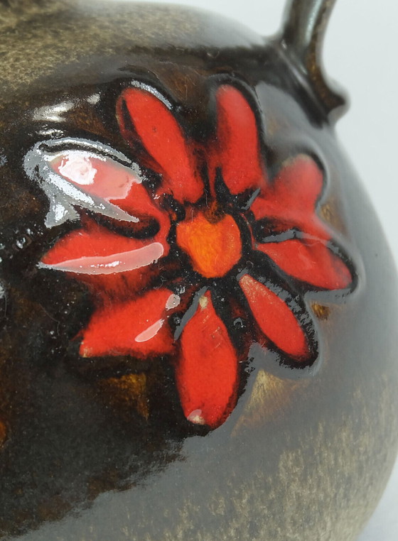 Image 1 of scheurich jaren 1960 vintage retro vaas model 484-21 bruin glazuur rode bloemen