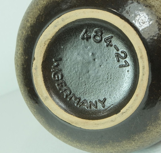 Image 1 of scheurich jaren 1960 vintage retro vaas model 484-21 bruin glazuur rode bloemen