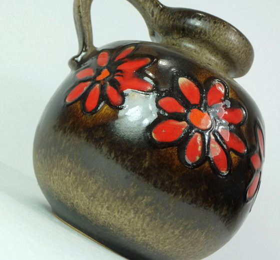 Image 1 of scheurich jaren 1960 vintage retro vaas model 484-21 bruin glazuur rode bloemen