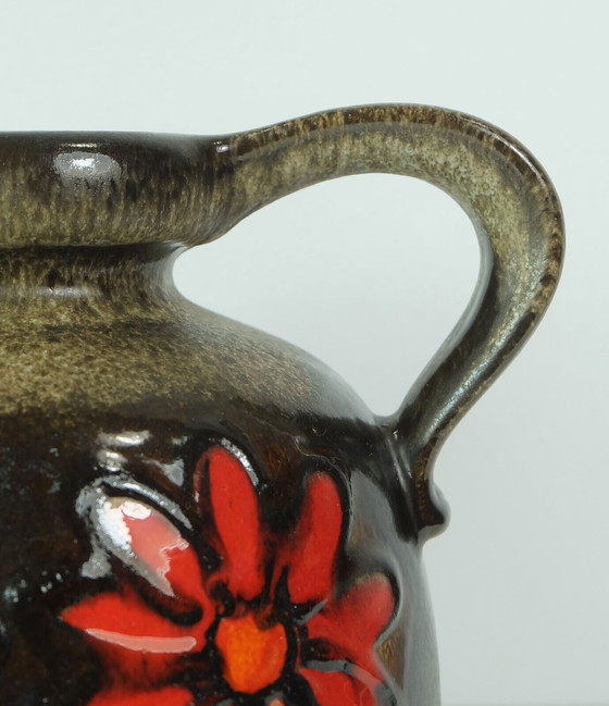 Image 1 of scheurich jaren 1960 vintage retro vaas model 484-21 bruin glazuur rode bloemen