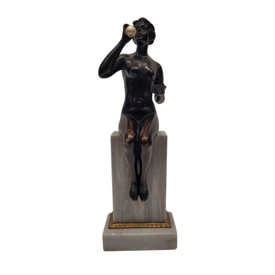 Image 1 of Vintage Art Nouveau sculptuur "Bellen blazende vrouw" in brons en marmer, 1920