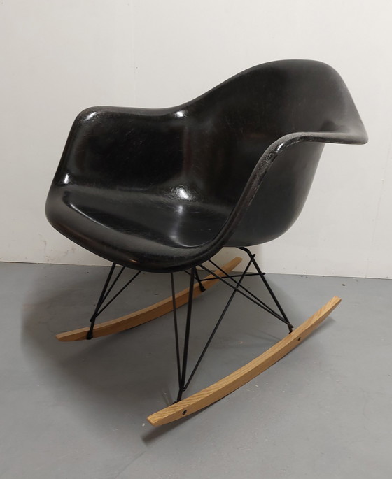 Image 1 of Charles Ray Eames Herman Miller Zwarte Rocking Chair