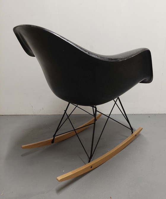 Image 1 of Charles Ray Eames Herman Miller Zwarte Rocking Chair