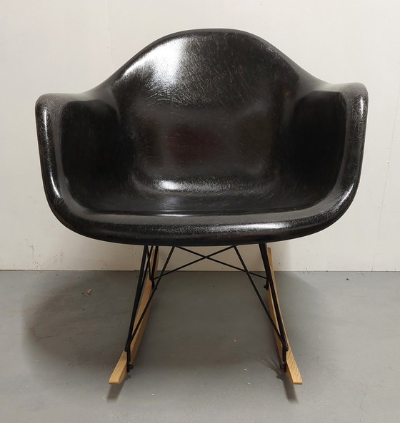 Image 1 of Charles Ray Eames Herman Miller Zwarte Rocking Chair