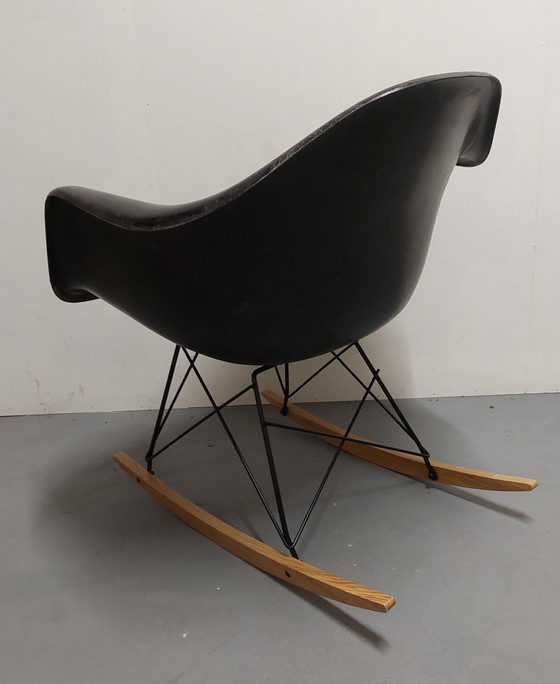 Image 1 of Charles Ray Eames Herman Miller Zwarte Rocking Chair