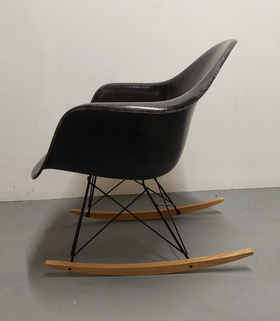 Image 1 of Charles Ray Eames Herman Miller Zwarte Rocking Chair