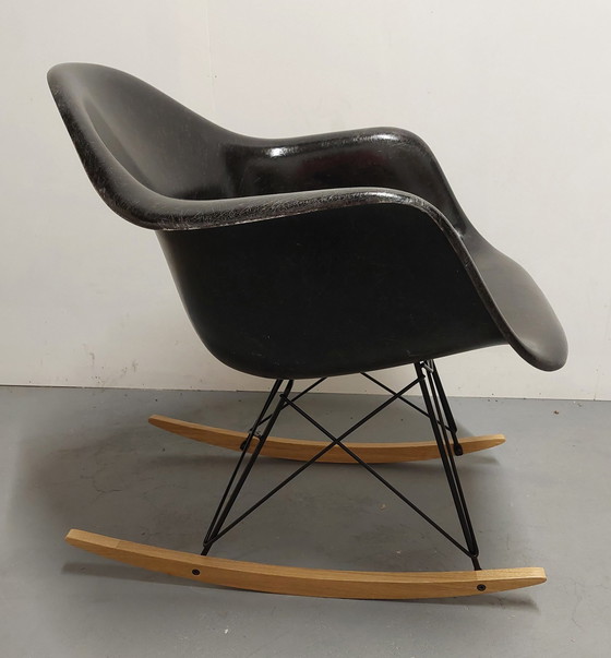 Image 1 of Charles Ray Eames Herman Miller Zwarte Rocking Chair