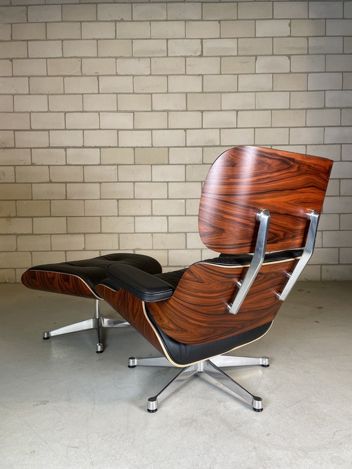 Vitra Eames Lounge Chair + Ottoman In Showroom Staat