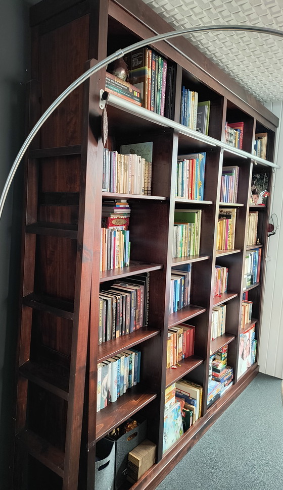 Image 1 of Handgemaakte mahoniehouten boekenkast met ladder