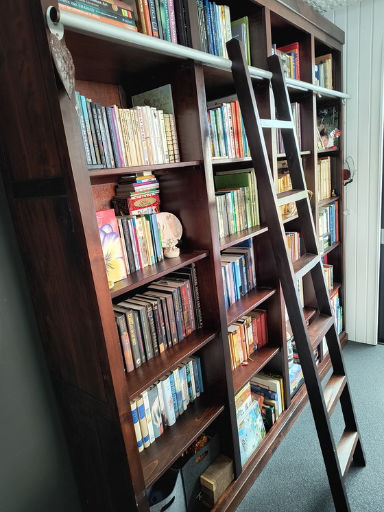 Image 1 of Handgemaakte mahoniehouten boekenkast met ladder