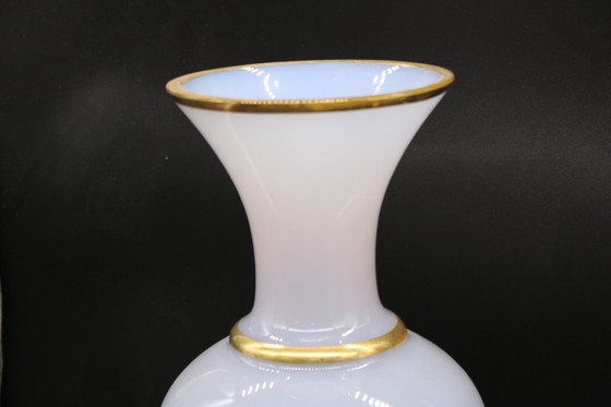 Image 1 of Vintage Opaline Vaas In Kalk Kleur Veranderend.