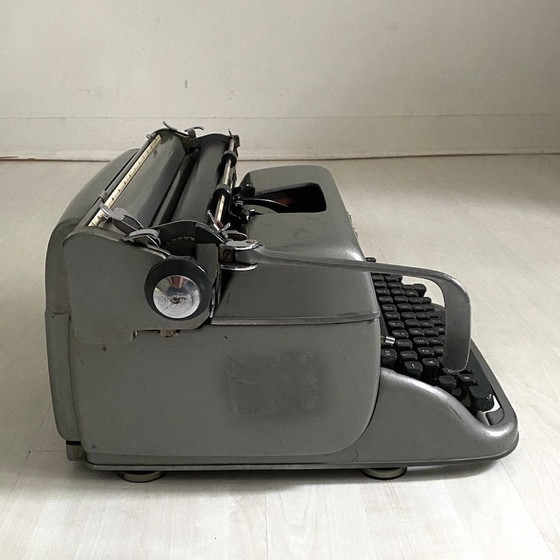Image 1 of Vintage 1950 Remington Super Riter typemachine