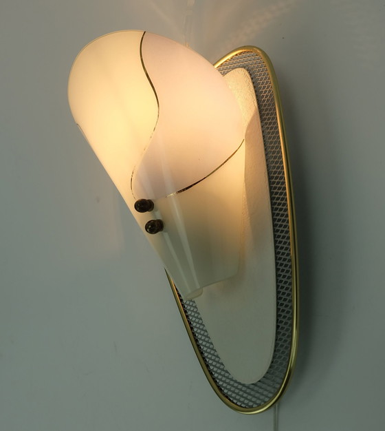 Image 1 of Zeer mooie wandlamp Metaal Mesh en Messing met glazen kap uit 1950