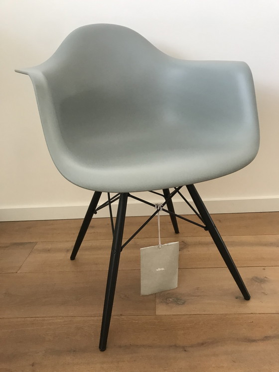 Image 1 of Vitra Eames Daw Stoel Ice Grey - Esdoorn