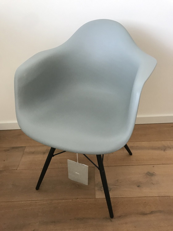 Image 1 of Vitra Eames Daw Stoel Ice Grey - Esdoorn