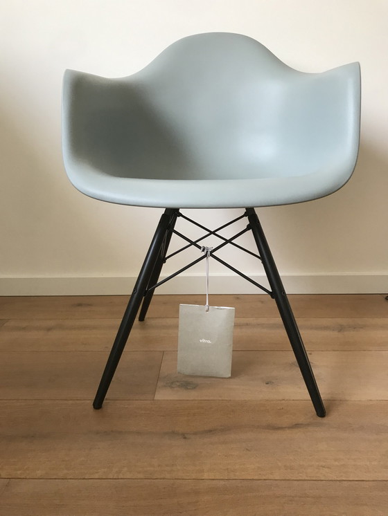 Image 1 of Vitra Eames Daw Stoel Ice Grey - Esdoorn