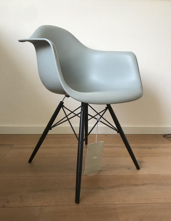 Image 1 of Vitra Eames Daw Stoel Ice Grey - Esdoorn