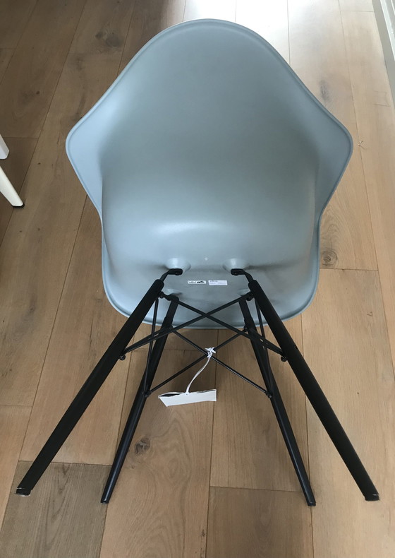 Image 1 of Vitra Eames Daw Stoel Ice Grey - Esdoorn