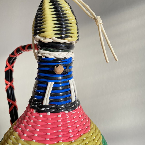 Image 1 of Vintage plastic gevlochten glazen fles en scoubidou