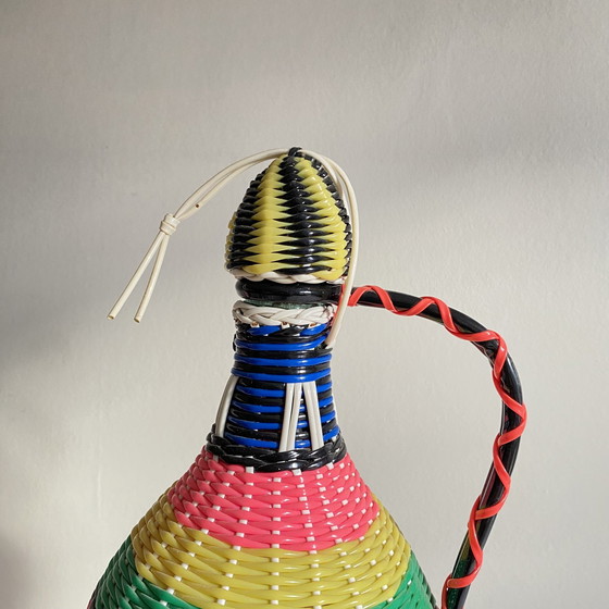 Image 1 of Vintage plastic gevlochten glazen fles en scoubidou