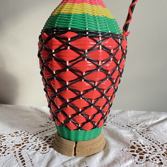Image 1 of Vintage plastic gevlochten glazen fles en scoubidou