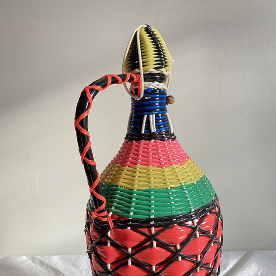 Image 1 of Vintage plastic gevlochten glazen fles en scoubidou