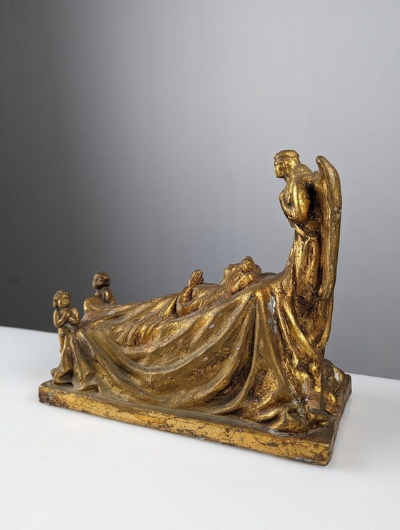 Image 1 of Beeldhouwwerk van koningin en engelen in gouden terracotta